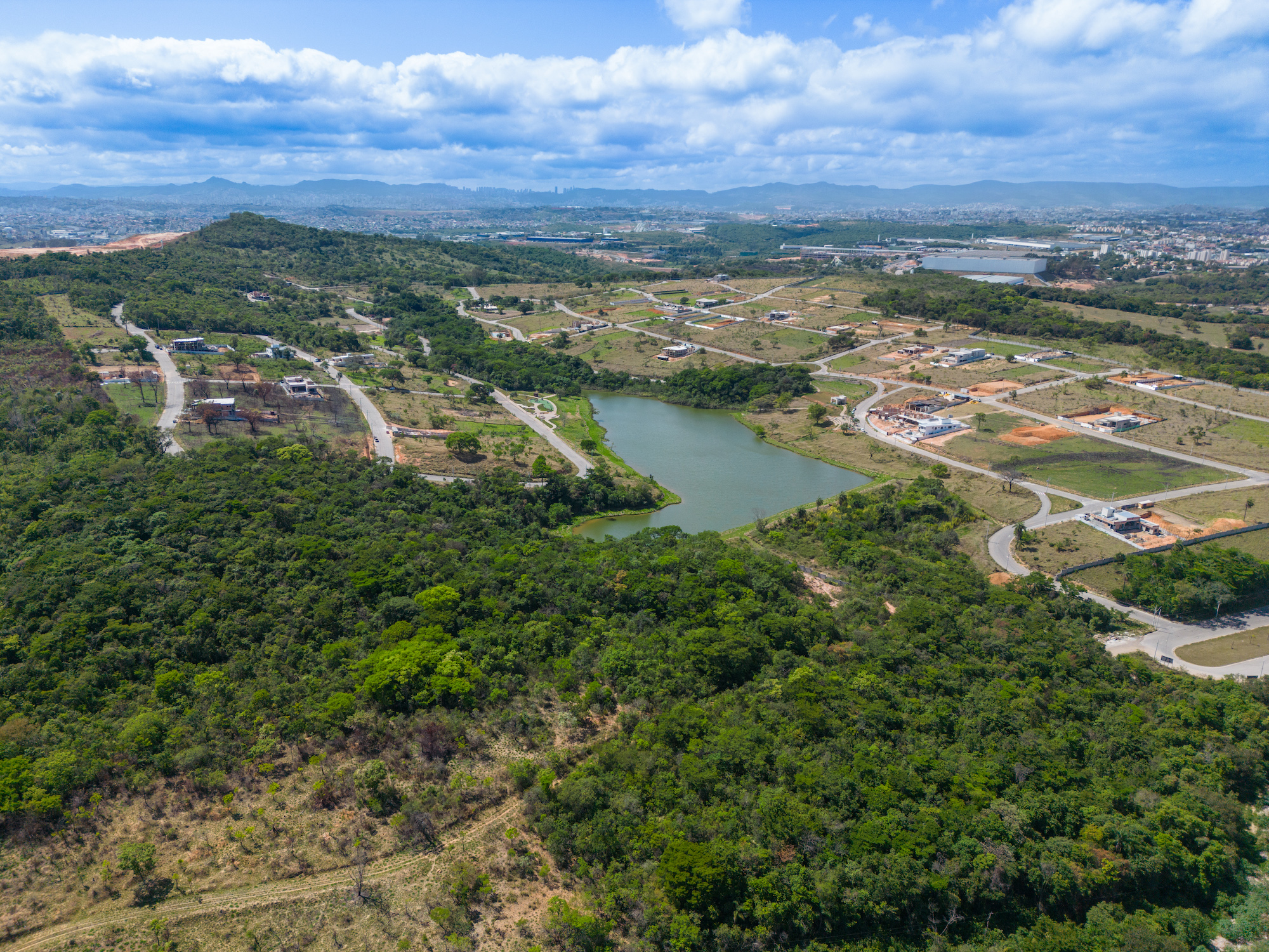 Foto aérea do loteamento, vista noroeste, foco no lago